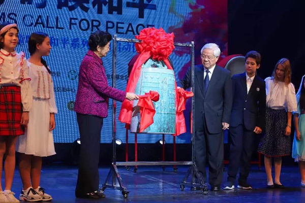 和平的旗帜企业爱心助力团助力和平的旗帜高高飘扬