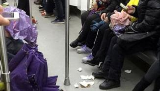 地铁车厢内不得进食及使用手机外放