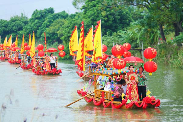 以水为“媒”以船接亲——第八届“斗门水上婚嫁”集体婚礼举行