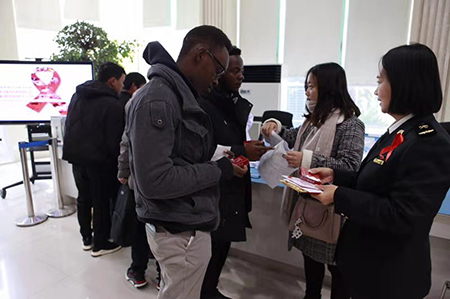 社区动员同防艾 健康中国我行动——郑州海关积极开展世界艾滋病日宣传活动
