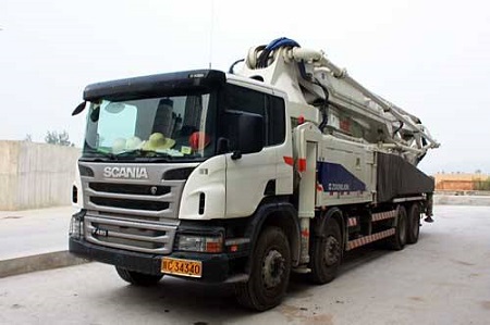 中联重科下线国内首台进口底盘国六泵车