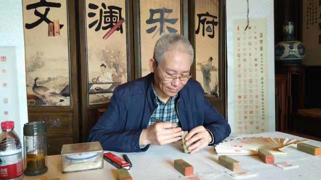 庆祝新中国成立70周年艺术家作品赏析：篆刻家包群