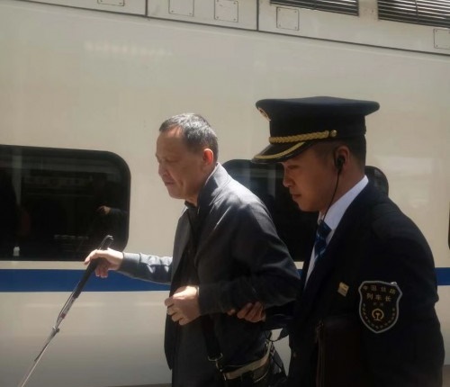 盲人旅客独自乘坐动车，列车长充当眼睛温暖内心！