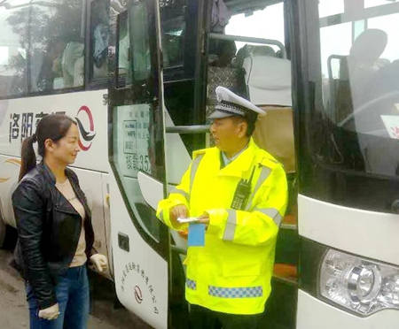 河南义马交警：  巧抓“三个点”拧紧冬季道路交通安全阀