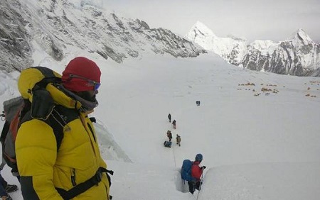 珠穆朗玛峰多次交通堵塞 尼泊尔政府要“限流”