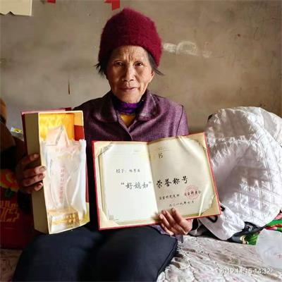 柔肩担当守孝道 传承美德好榜样——河南周口百岁老人的好儿媳杨秀英