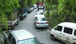 小区停车难、占用违法成本低 消防通道堵局待解