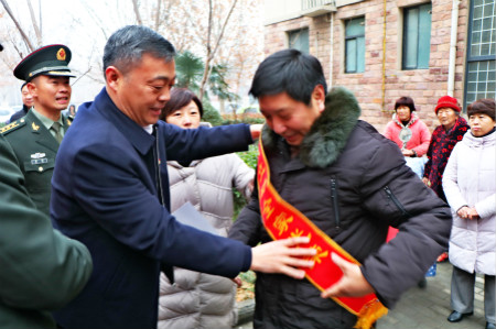 你在部队立功  家乡党政军领导送喜报到家