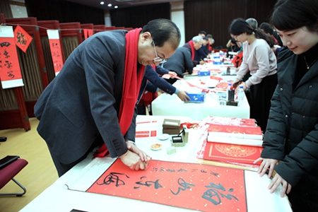中央和国家机关&ldquo;写春联、送福字&rdquo;首场活动在农业农村部举办