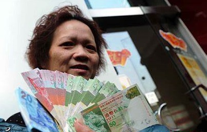 香港市民排队换新版钞票 多家银行提前一小时营业