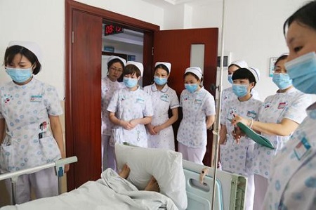 人社部等三部门：医护人员感染新型肺炎应认定工伤