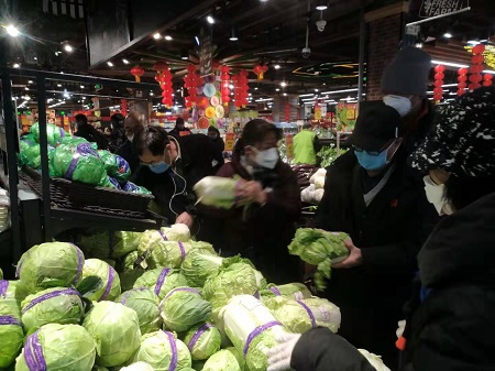 疫情动态|实拍：家门口白菜降价 北京市民不再囤菜了