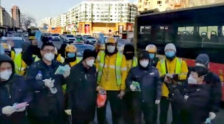 疫情动态| 温暖一幕：哈尔滨58名的哥街头发放1200个口罩、600瓶消毒液