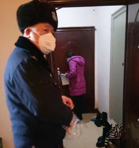 疫情动态| 将危险挡在胸前的派出所所长邢晓旺