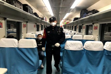 铁警刘佳武：不畏的抗击疫情的捍卫者