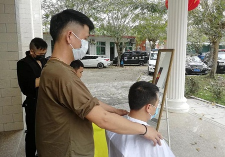 美从正能量中来——海南美业人在非常时期为公安干警免费剪发