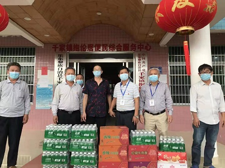 疫情动态|暖心！海垦荣光农场抱伦辖区群众自发给疫情防控工作组送物资