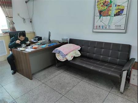 抗击疫情：新乡市高新区振中街道社区工作者以单位为家 与疫情赛跑