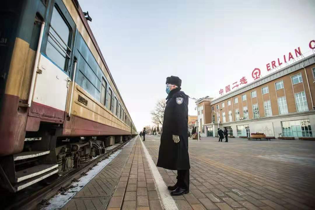 大爱：他们把疫情挡在了国门之内