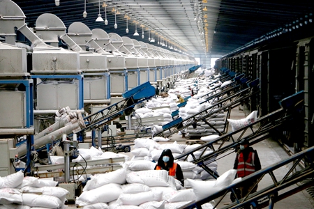 哈铁抢运化肥助力农资企业复产复工