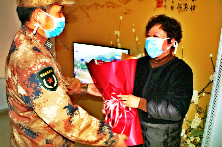卫辉市领导慰问援鄂部队卫辉籍医务人员家属