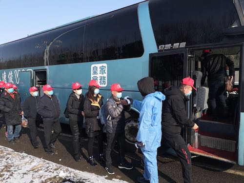 黑龙江省富裕县首批跨省务工人员包车南下返岗