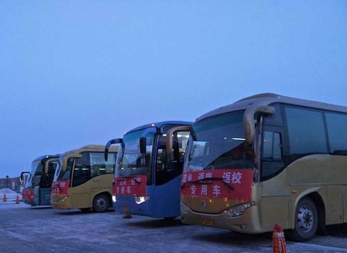 嘉荫县返岗返校首批专车启运