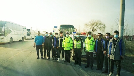 河南新乡：辉县市公安交警一路护航 助力农民工返程复工