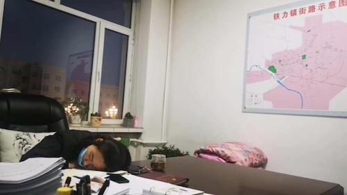 疫情当前，于平凡中书写不凡 - 记铁力市铁力镇党委书记杜微