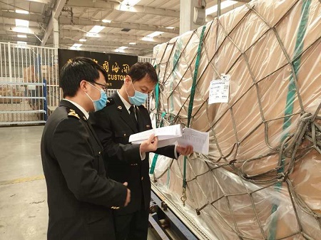 郑州海关为滞留邮件打开新通道“护航