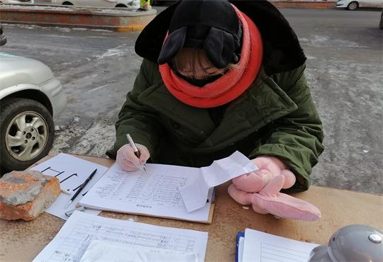 疫情防控守土有责 志愿者严守家门有温度