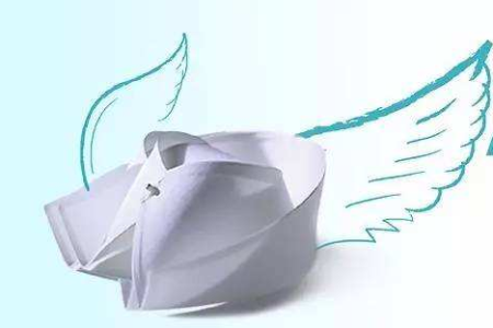 抗击疫情白衣卫士“隔门之吻”