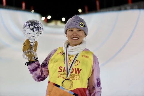 单板滑雪U型场地美国公开赛 蔡雪桐夺冠，成为首个夺得该项赛事冠军的中国人