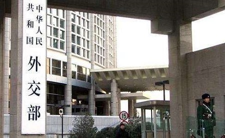 外交部：对外国和本国公民一视同仁 无差别执行相应措施