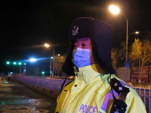 李晓峰 执勤站岗交通警社区防控志愿兵