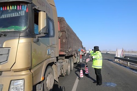 佳木斯交警部门为复工应急物资运输保驾护航