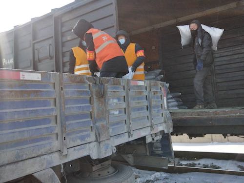 黑龙江省龙江火车站：“党员突击队”甘当农资“装卸工”