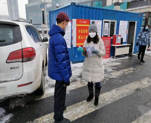 黑龙江省总工会党员干部下基层战疫情 助力社区管控“火星火点”排风险