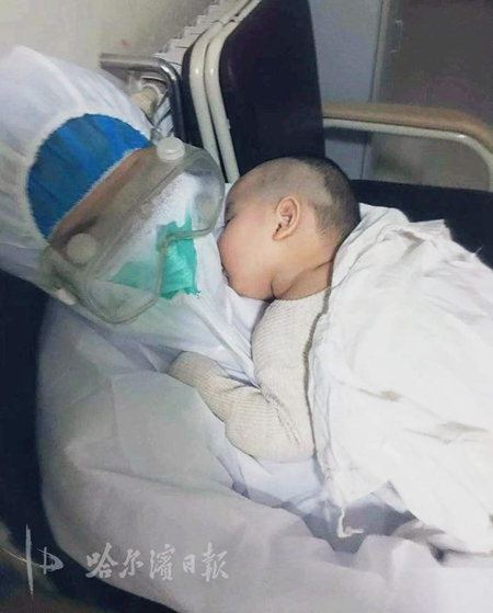 哈尔滨：8个月大的宝宝 家人确诊独自隔离暖心故事