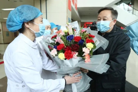 行百里者半九十，鹤岗市委书记张恩亮“三•八节”勉励防疫一线女医务工作者“越是胜利在望越不能放松”