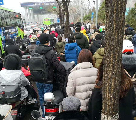 企业陆续复工 北京检查站拥堵民众排队等检疫