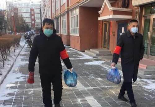 汤原县：党员干部下沉社区 让居家隔离者暖心