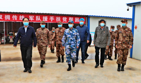 河南卫辉：把决战脱贫作战会开到田间地头