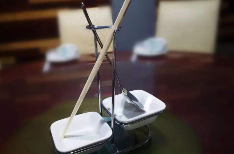 全国首个公勺公筷标准出台 适用场合和配备数量引争议