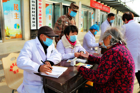 卫辉市人武部对帮扶村开展义诊活动