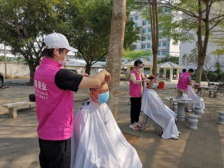 把“美”送入校园——海南美业人走入海南商校开展疫期义剪活动