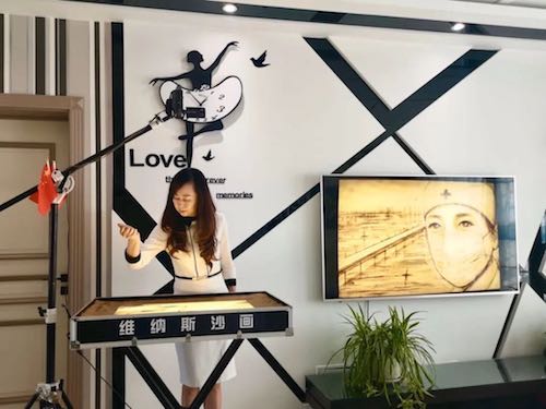 以沙为纸以手为笔 克山县教师李秀杰用沙画向抗“疫”英雄致敬！