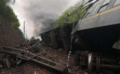 一列客运火车在湖南境内出轨 3-4节车厢脱轨机头着火