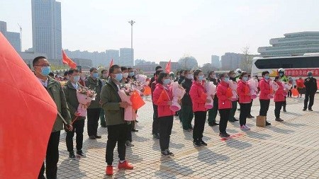 警车列队护卫  市民夹道欢迎 新乡市二院抗疫英雄荣耀归来