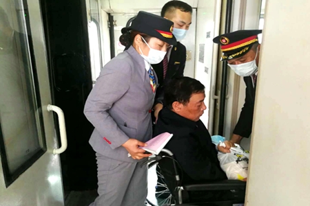 行走在防控一线的先锋战士&mdash;&mdash;记大连客运段T369次八组共产党员列车长郭颂